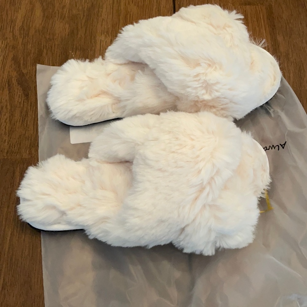 GREAT GIFT! 🎁 NWT FamiPort Fuzzy Cross Band Slippers - Picture 5 of 5